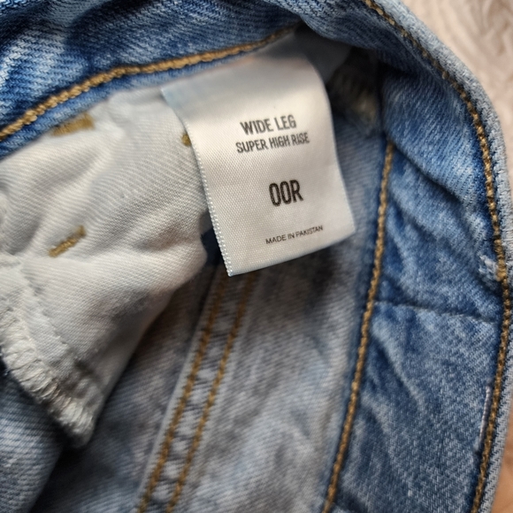 Wide Leg Super High-rise Crops Jeans - Picture 5 of 10